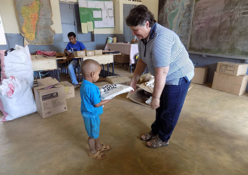 Madagascar-School-kits-distribution
